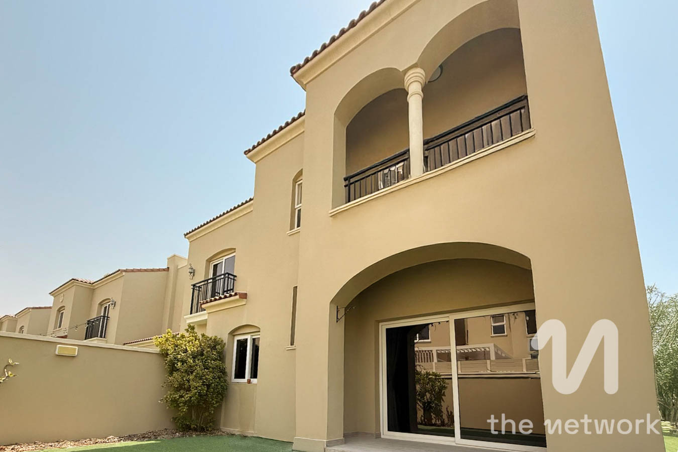 End Unit | Vacant | Large Layout