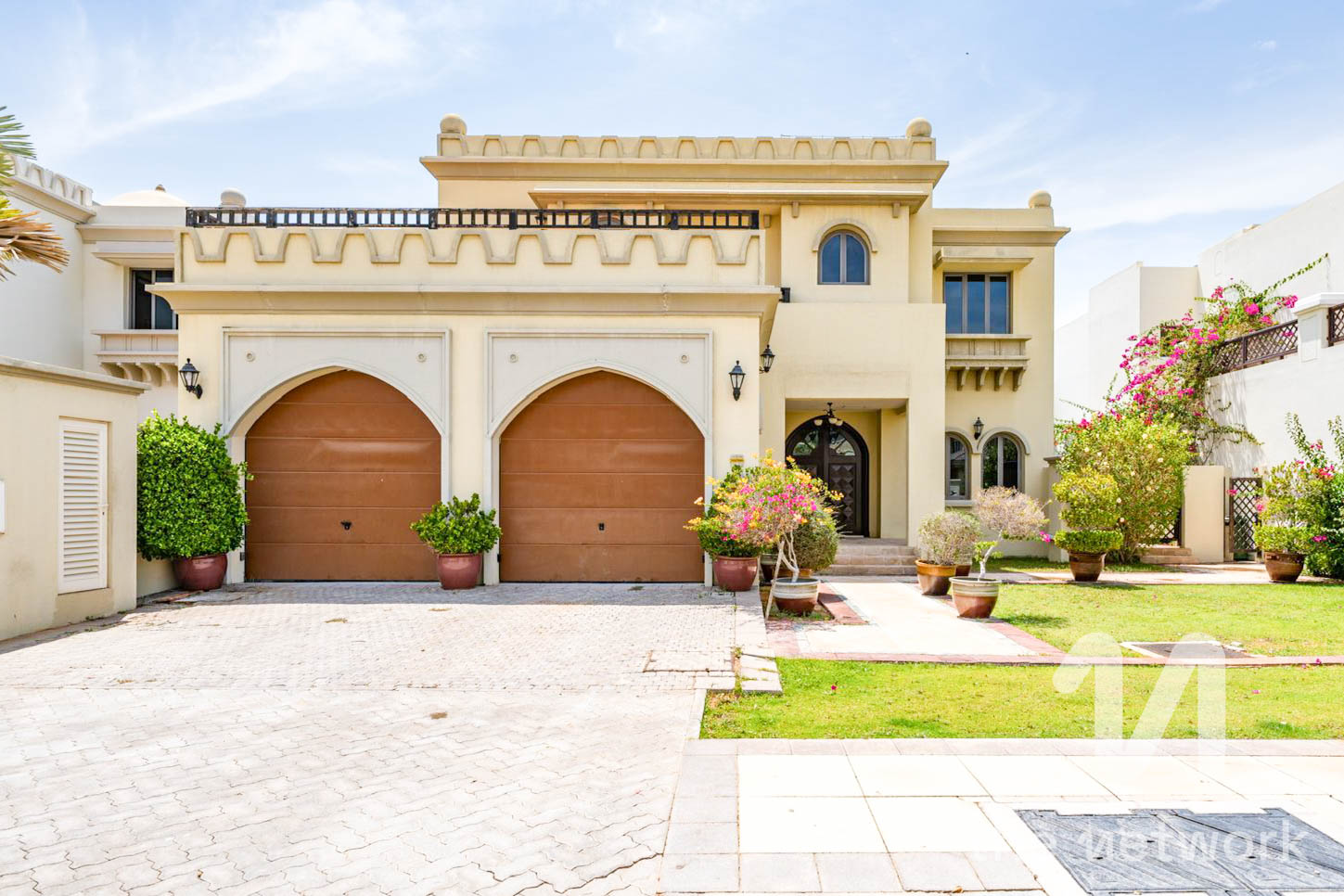 5 Bed Central Rotunda | Wide Water | Extended Plot