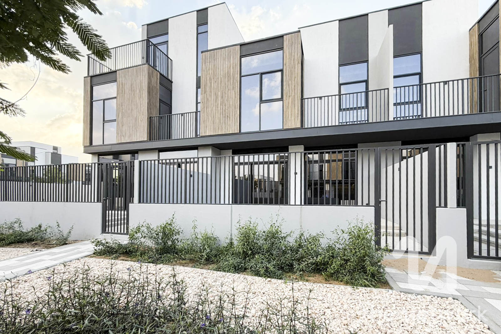 Ready | Direct on Park | Close to pool