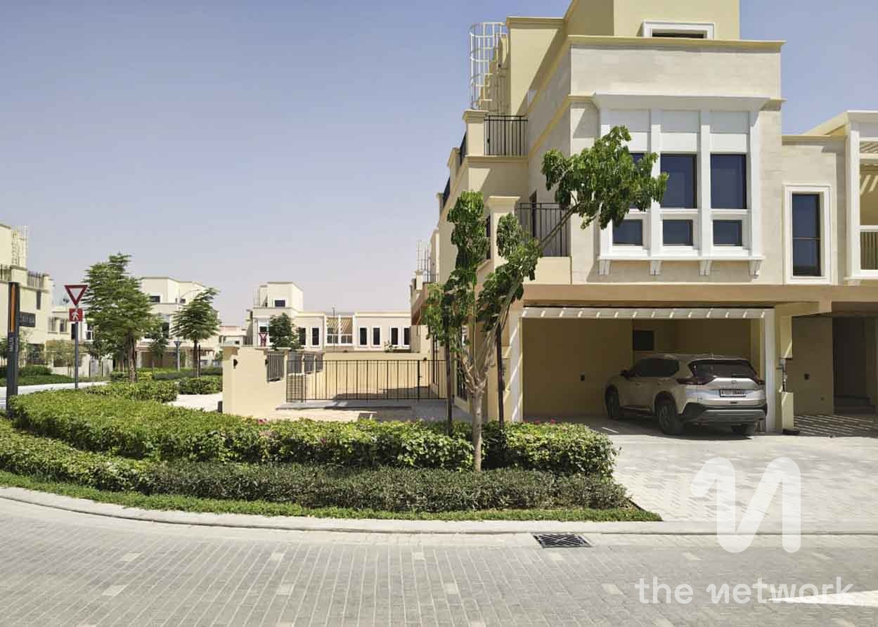 Luxurious 5BR Townhouse | Large Plot