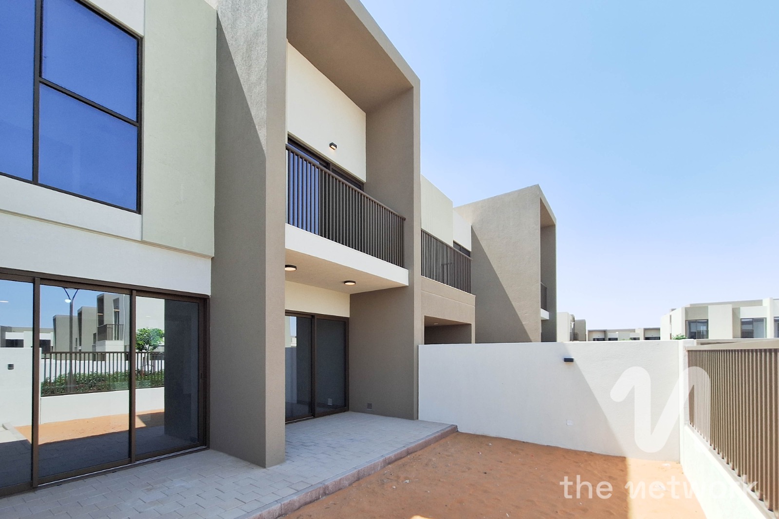 Single Row l Modern Finish l Open Plan l Vacant