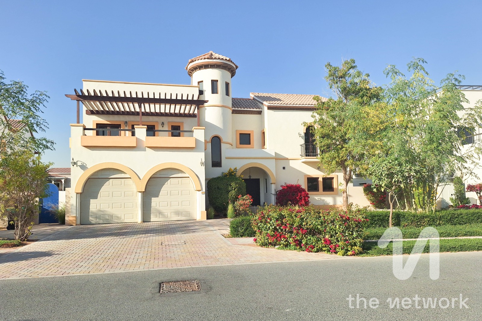 Family Room l Courtyard l Spacious Garden l Vacant