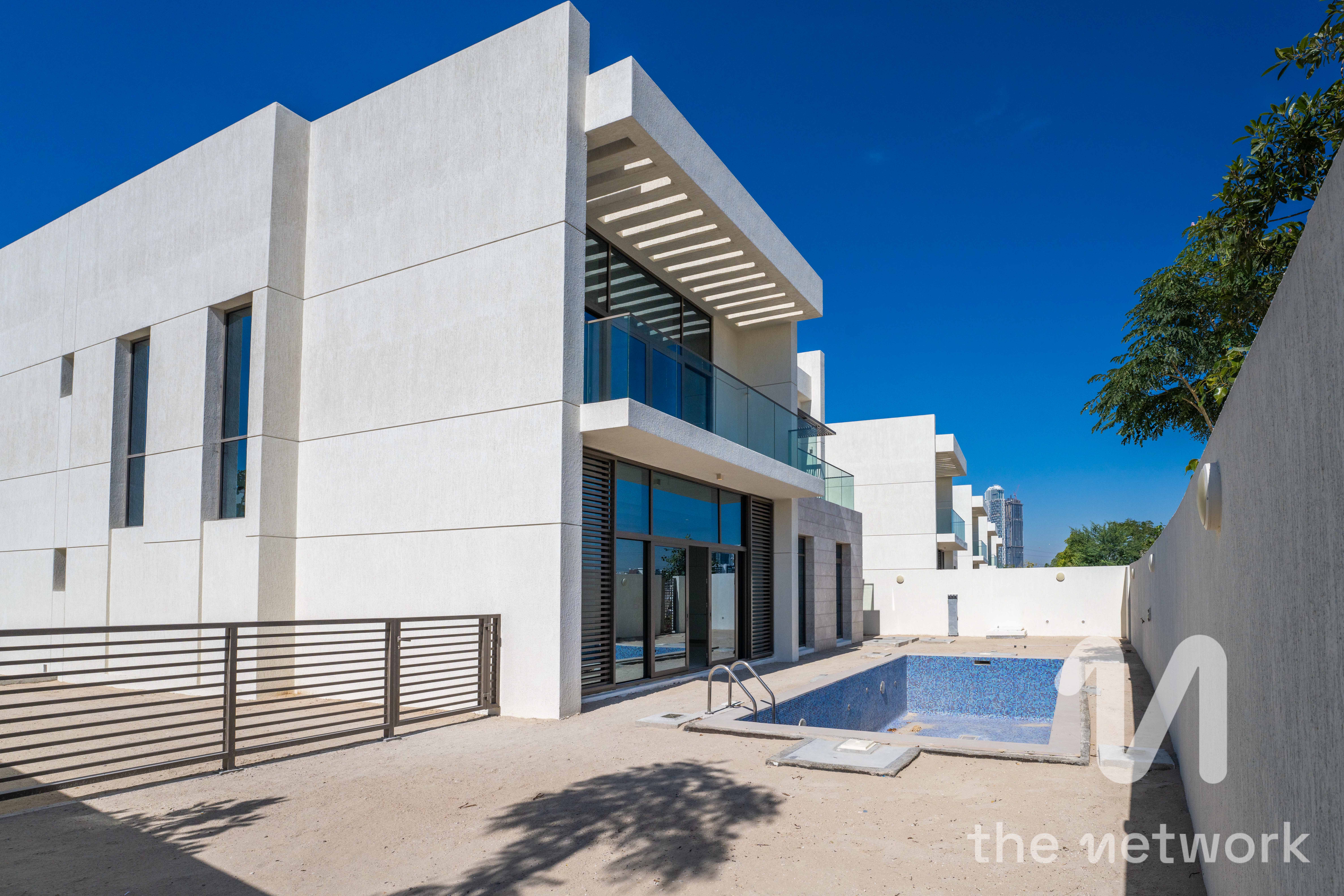 Corner Unit | Prime Location | 12 CHEQUES