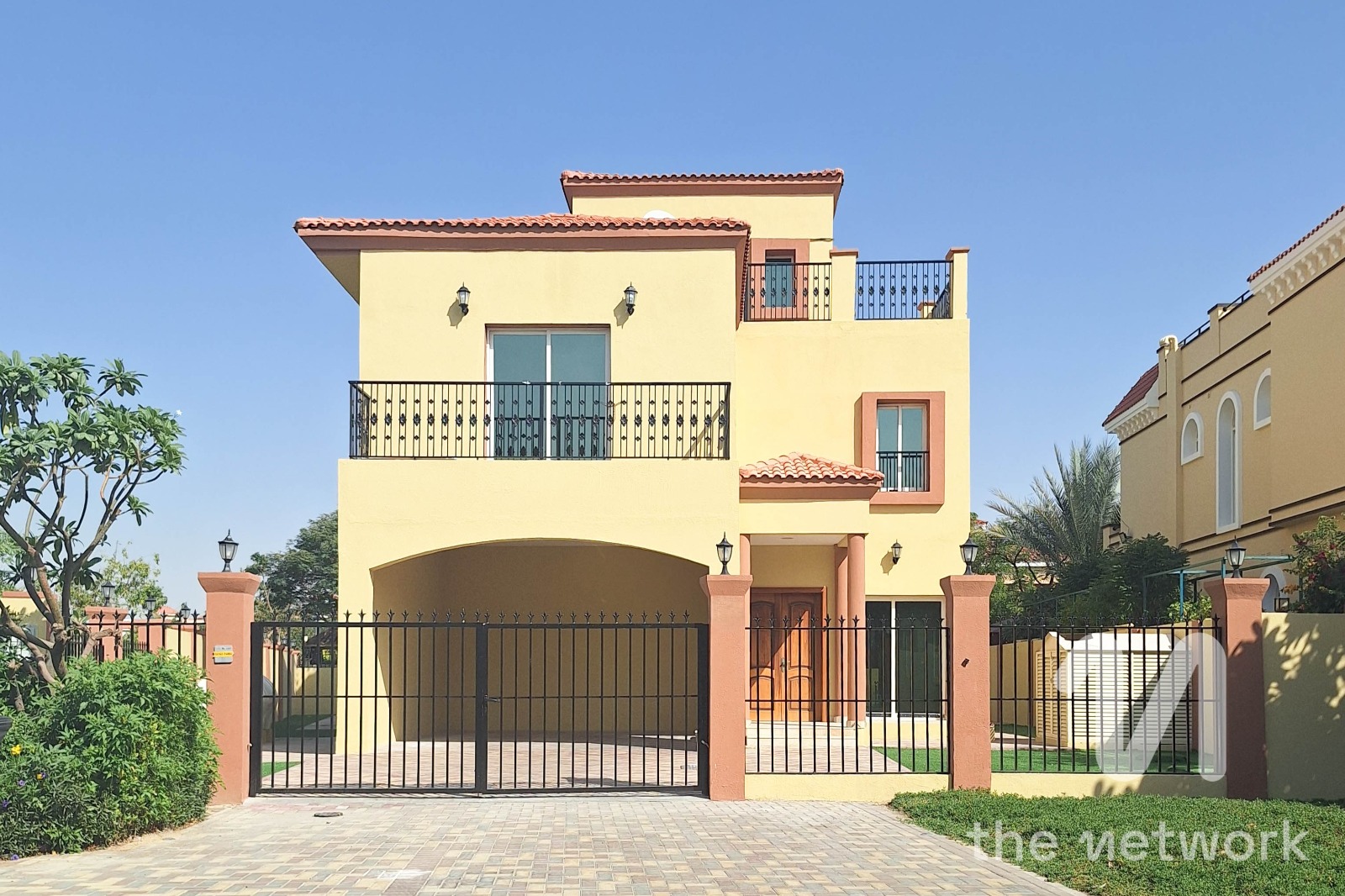 5-Bed Villa | Corner Plot | Private Pool l Vacant
