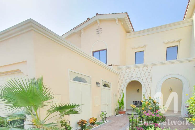 Spacious 3BR Townhouse | Upgraded | Landscaped
